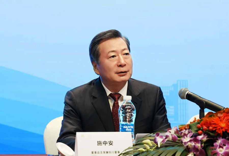 尊龙凯时集团董事局主席施中安&nbsp;发表讲话.jpg